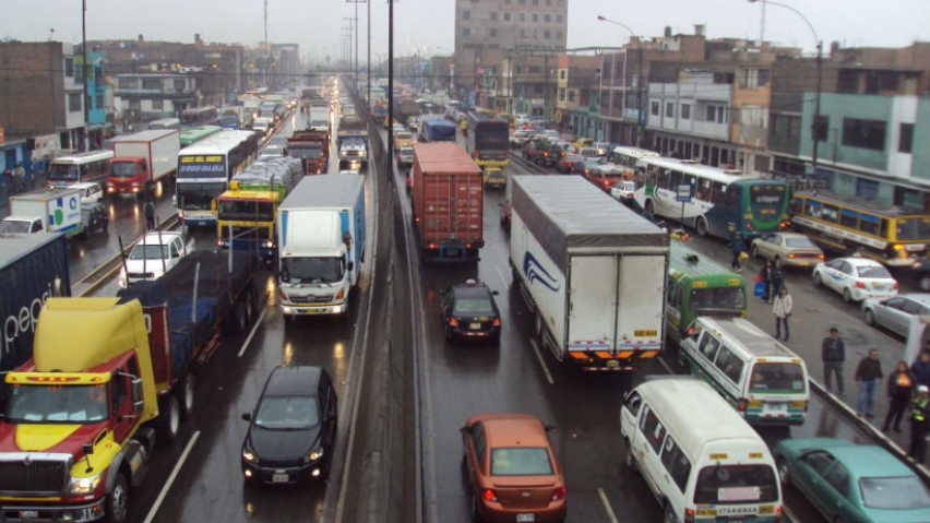 Tránsito de camiones en Lima podría tener horario restringido para aligerar el tráfico